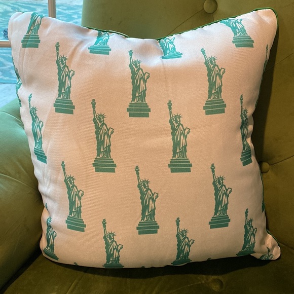 🗽Throw Pillow • New York ‘TheEmpireState’ Lady Liberty • NWT • Reversible • NWT - Picture 6 of 10